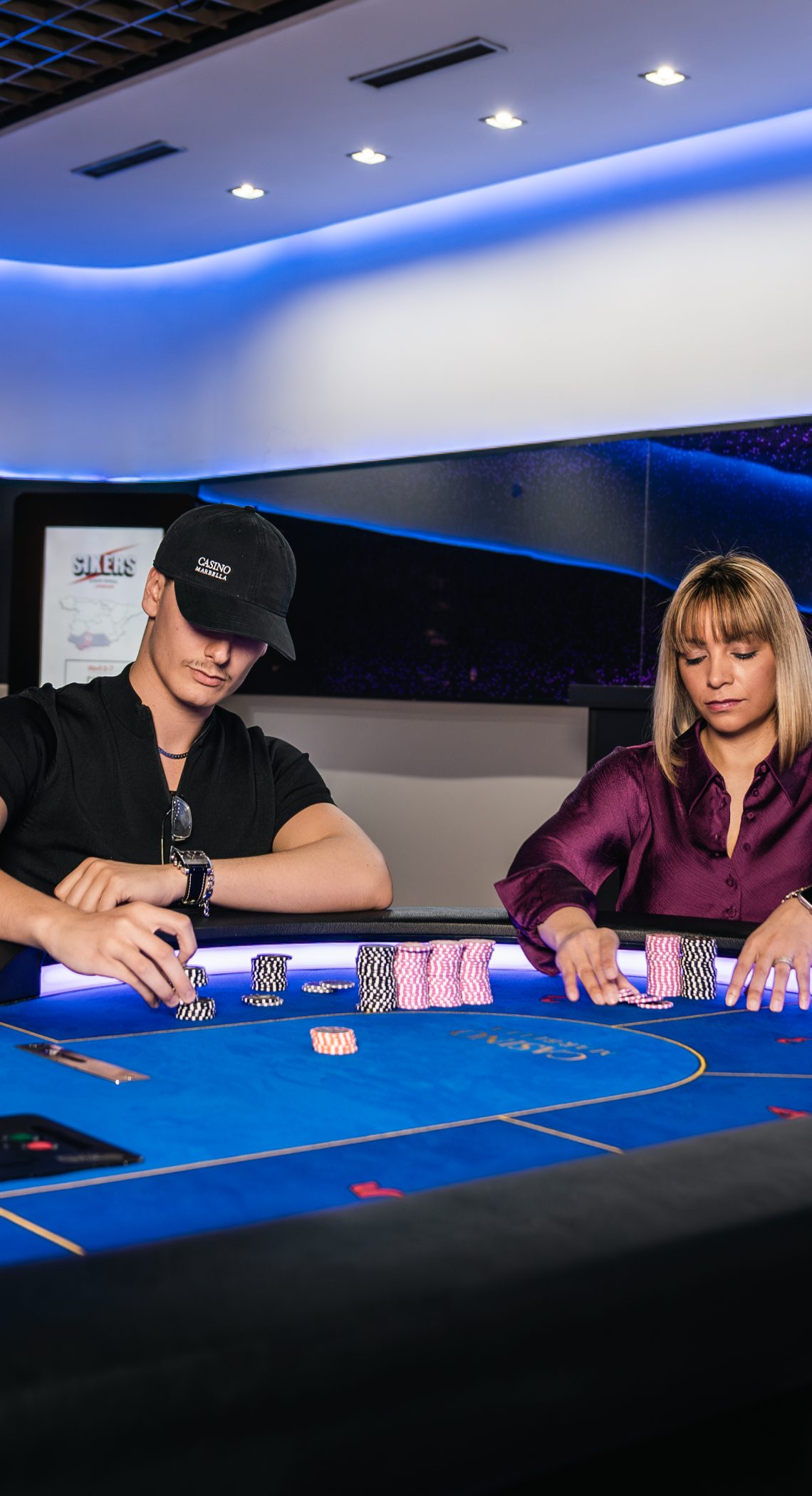 Pareja jugando al poker