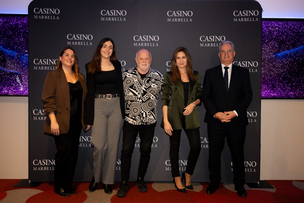 Jacob van Doorn en el photocall junto al equipo de Casino Marbella
