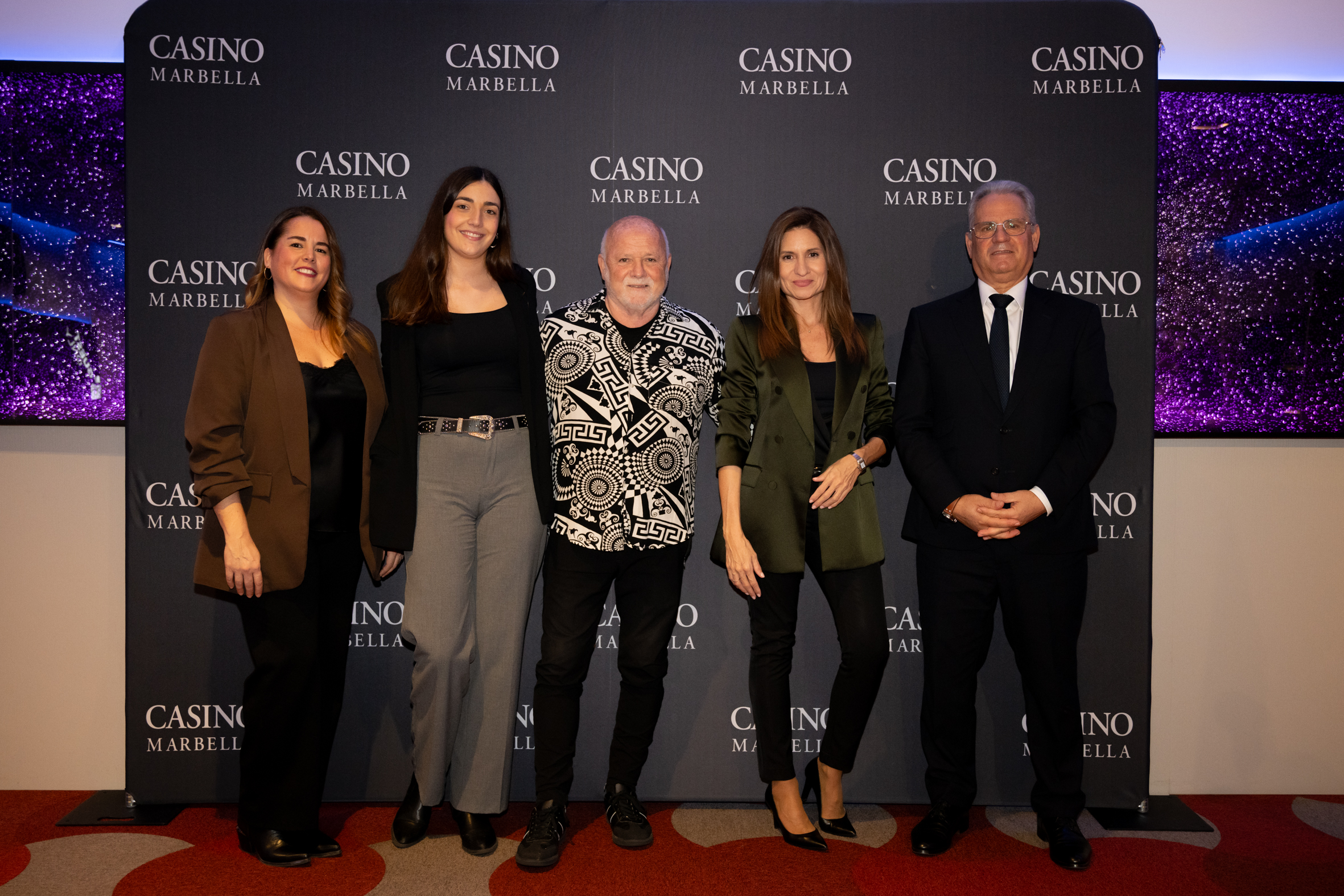 Jacob van Doorn en el photocall junto al equipo de Casino Marbella